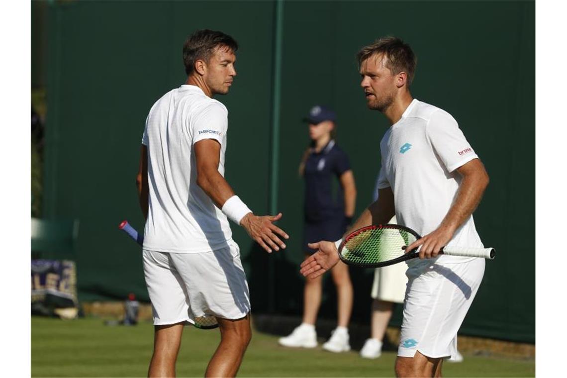 Aus für Paris-Sieger Krawietz/Mies in Wimbledon Müssen in Wimbledon bereits wieder abreisen: Kevin Krawietz (r) und Andreas Mies. Foto: Alastair Grant/AP
