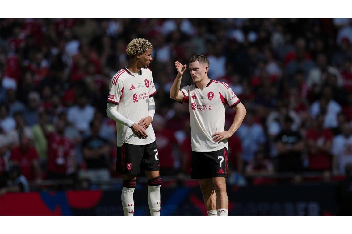 Müssen noch auf ihren ersten Titel mit Liverpool warten: Hugo Ekitiké (l.) und Florian Wirtz
