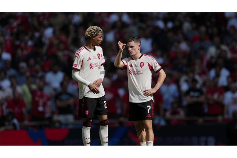 Müssen noch auf ihren ersten Titel mit Liverpool warten: Hugo Ekitiké (l.) und Florian Wirtz