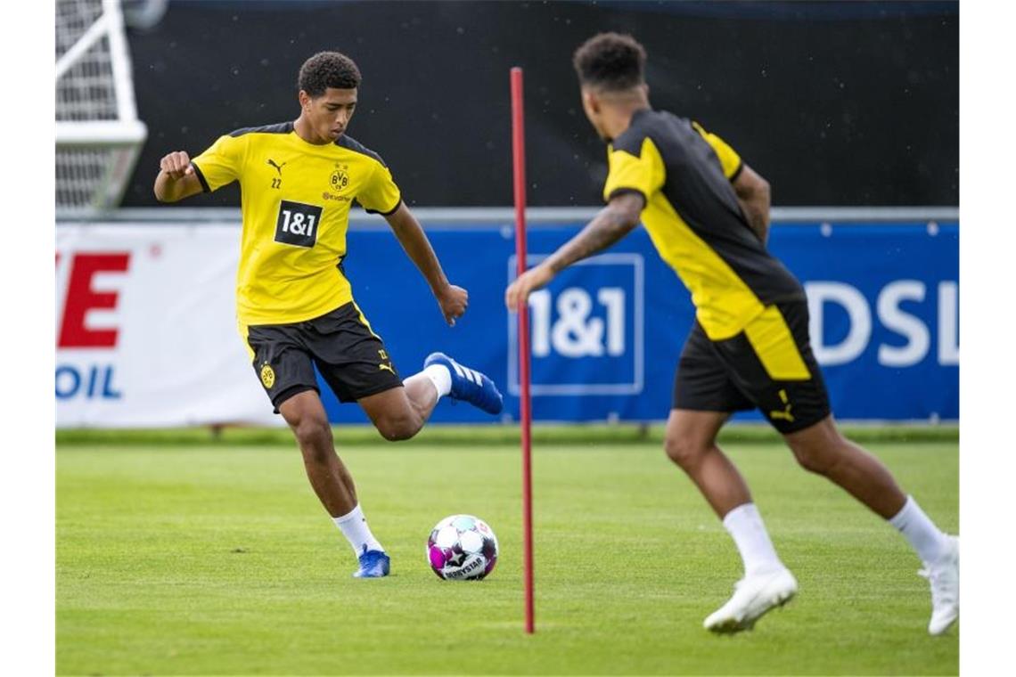 Müssen Weihnachten in Dortmund bleiben: Jude Bellingham (l) und Jadon Sancho. Foto: David Inderlied/dpa