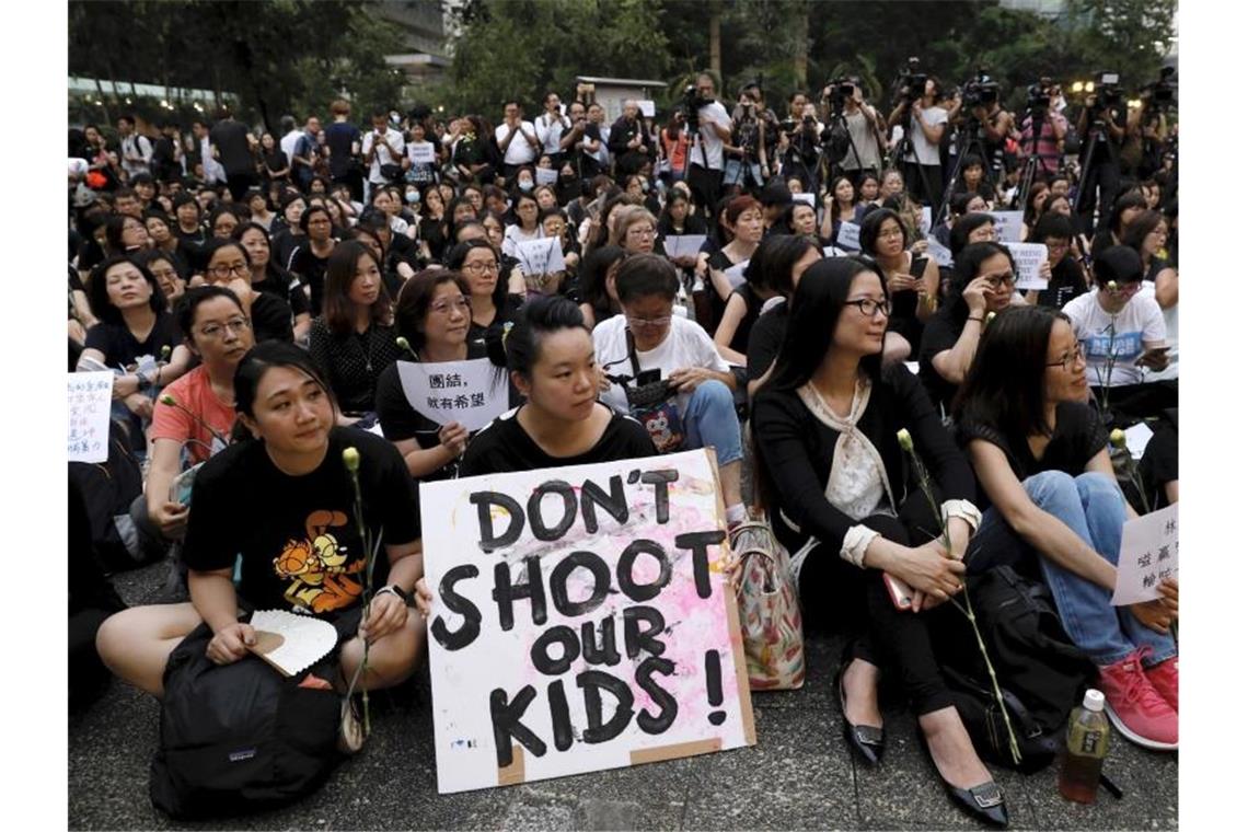 Mütter demonstrieren gegen die Änderung des Auslieferungsgesetzes nach dem gewalttätigen Protesten in Hongkong. Foto: Vincent Yu/AP