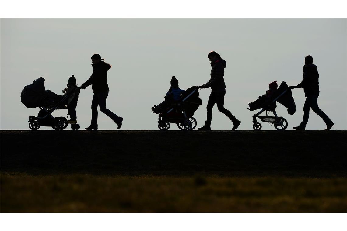 Mütter mit kleinen Kindern sind deutlich seltener berufstätig als Männer. (Symbolbild)
