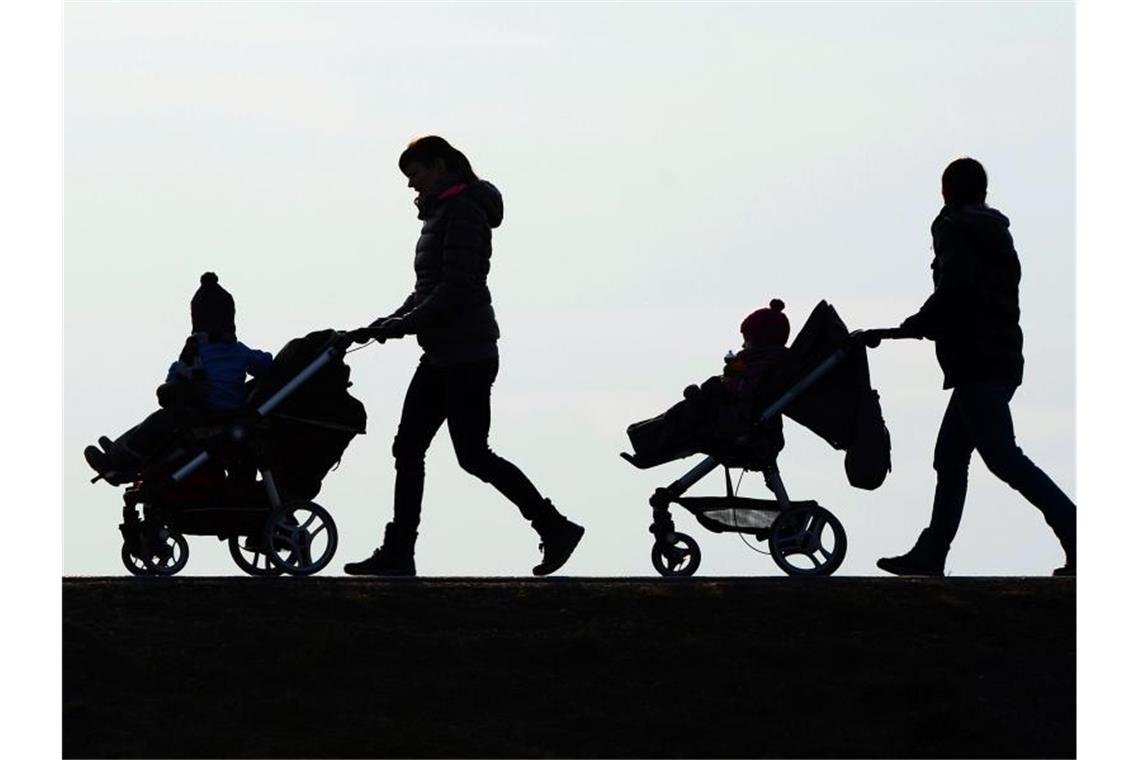 Rund 1,1 Milliarden Elterngeld für Familien im Südwesten Müttern und Vätern im Südwesten ist im laufenden Jahr Elterngeld in Höhe von 1,1 Milliarden Euro bewilligt worden. Foto: Felix Kästle/dpa/Archivbild