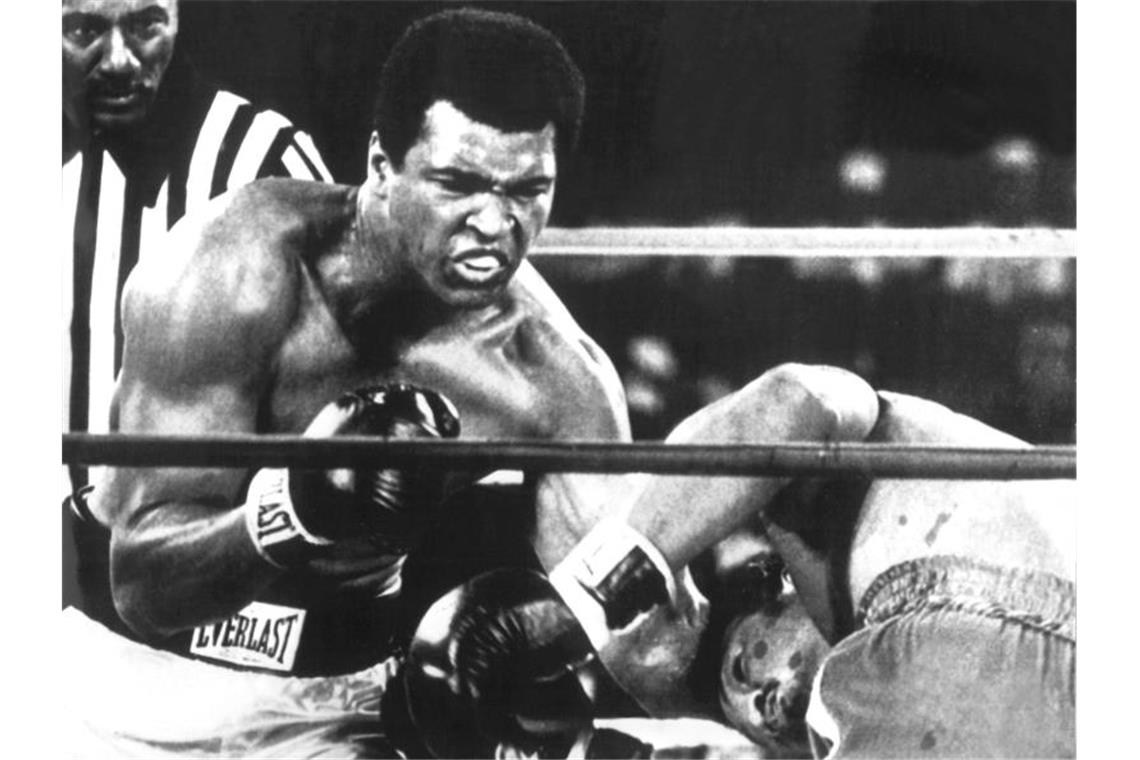 Muhammad Ali (l) holte sich 1974 mit einem K.O.-Sieg gegen George Foreman in Kinshasa den WM-Titel zurück. Foto: picture alliance / dpa