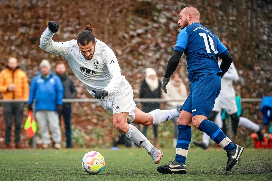 Muhammet Hamza Karadeniz (links, VfR Murrhardt) und Serdar Tayar (FSV Weiler zum Stein) jagen den TSC Murrhardt. Foto: Alexander Becher