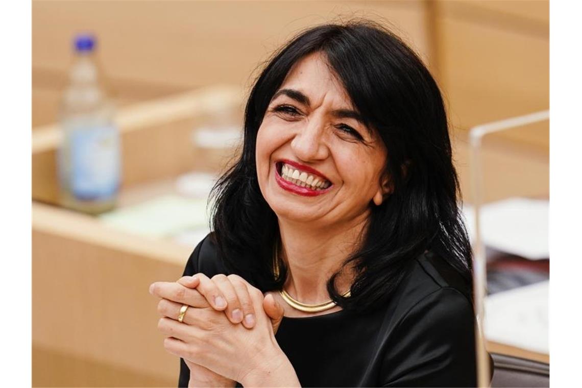 Landtagspräsidentin lehnt Corona-Sondersitzung vorerst ab Muhterem Aras (Bündnis 90/Die Grünen) lacht. Foto: Uwe Anspach/dpa/Archivbild