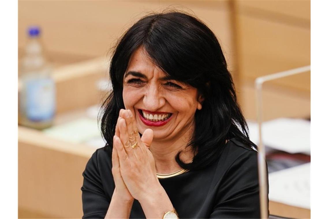 Landtag nimmt Arbeit auf: Koalitionsvertrag unterzeichnet Muhterem Aras (Bündnis 90/Die Grünen), neu gewählte Landtagspräsidentin, lacht bei der konstituierenden Sitzung des neu gewählten Landtags von Baden-Württemberg. Foto: Uwe Anspach/dpa