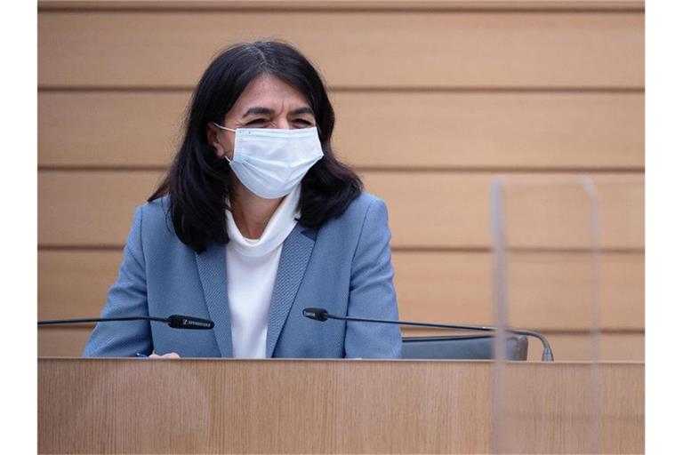 Muhterem Aras (Bündnis 90/Die Grünen), Präsidentin des Landtags von Baden-Württemberg, mit Mundschutz. Foto: Sebastian Gollnow/dpa/Archivbild