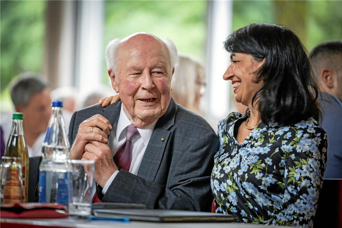 Geburtstagsempfang für Erich Schneider in Burgstetten Muhterem Aras hielt die Laudatio auf Erich Schneider. Foto: Alexander Becher