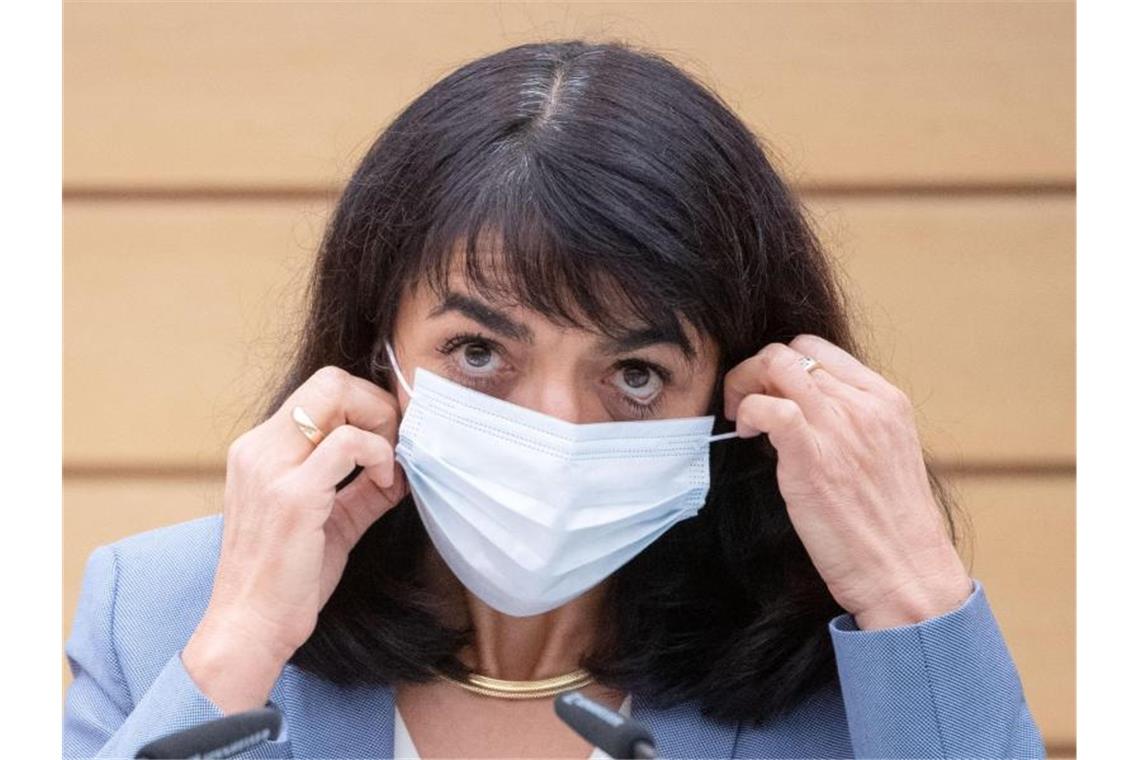 Aras: Zwangsgeld für Maskenverweigerer im Landtag Muhterem Aras nimmt zu Beginn der Landtagssitzung ihren Mund-Nasen-Schutz ab. Foto: Marijan Murat/dpa