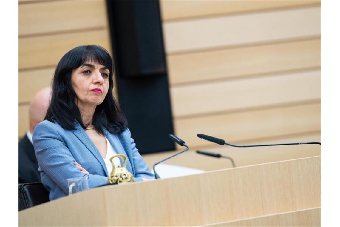 Muhterem Aras, Präsidentin des Landtags von Baden-Württemberg, sitzt bei einer Sitzung im Landtag. Foto: Tom Weller/dpa/Archivbild