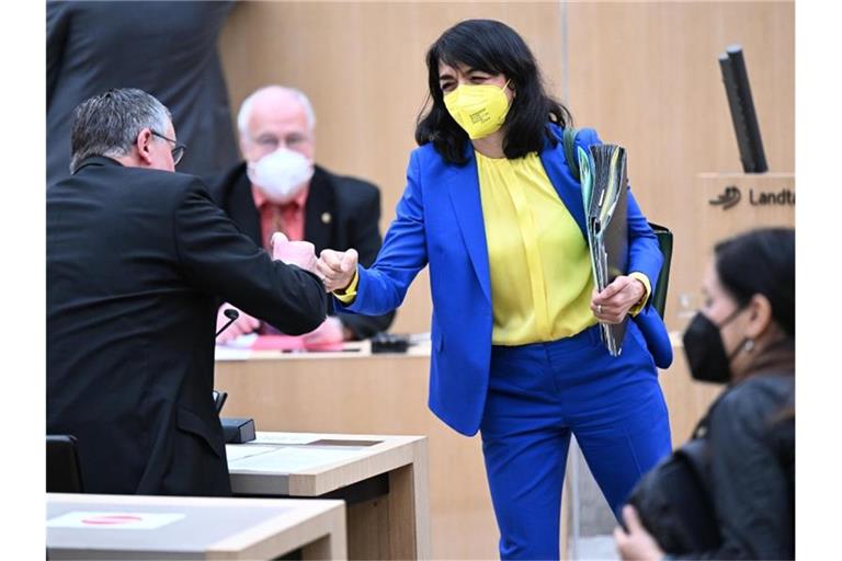 Muhterem Aras (r) bergüsst vor der Sitzung des Landtags Hans-Ulrich Rülke (l). Foto: Bernd Weißbrod/dpa