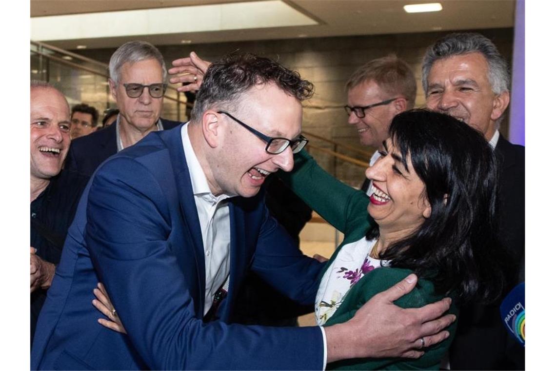 Muhterem Aras und Andreas Schwarz von den Grünen reagieren auf die Ergebnisse der ersten Hochrechnung der Europawahl. Foto: Fabian Sommer