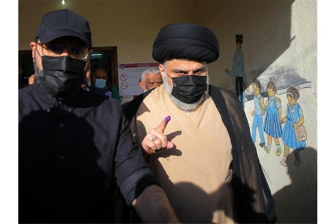Muktada al-Sadr (r) nach der Stimmabgabe in Nadschaf. Foto: Anmar Khalil/AP/dpa