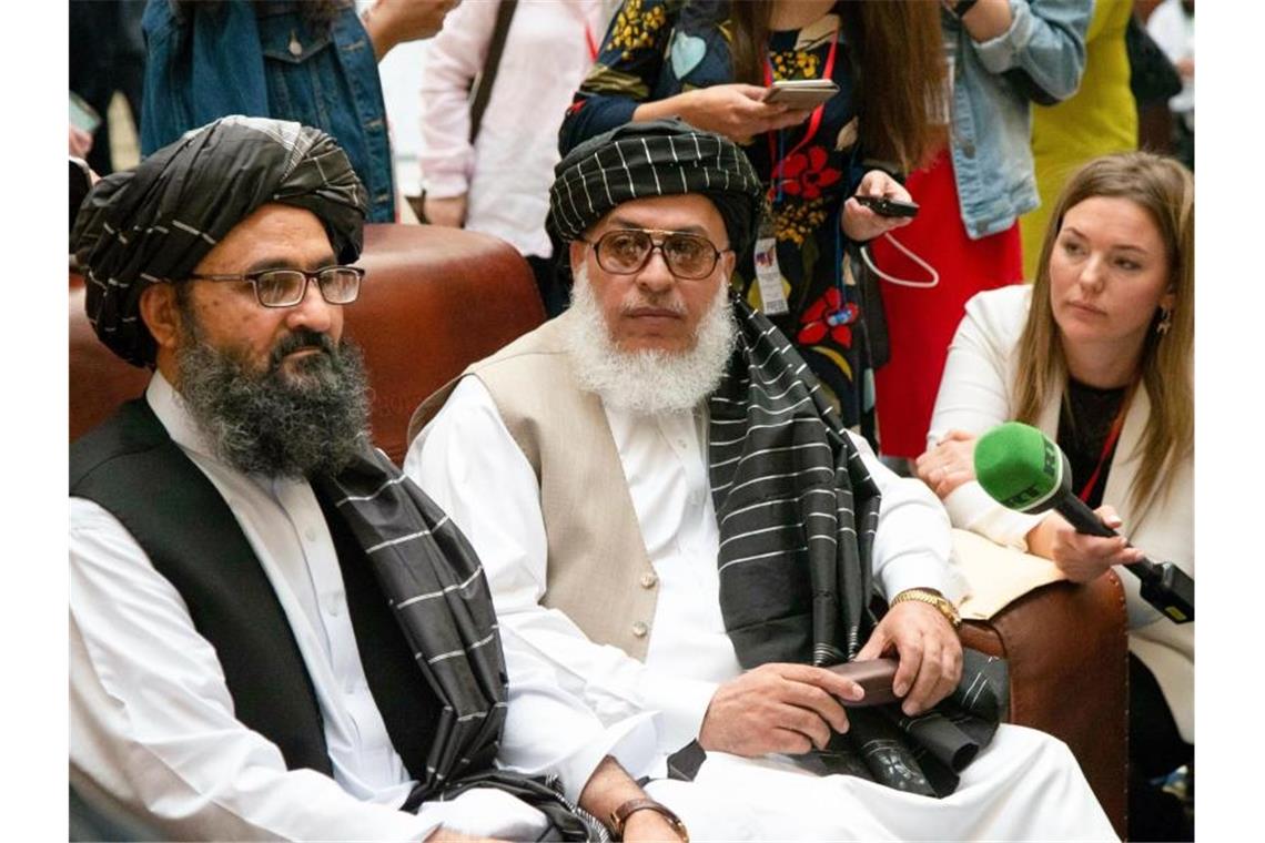 Mullah Abdul Ghani Baradar (l.), Vize-Chef der Taliban aus Afghanistan, und Taliban-Verhandlungsführer Sher Mohammad Abbas Staneksai. Foto: Alexander Zemlianichenko/AP