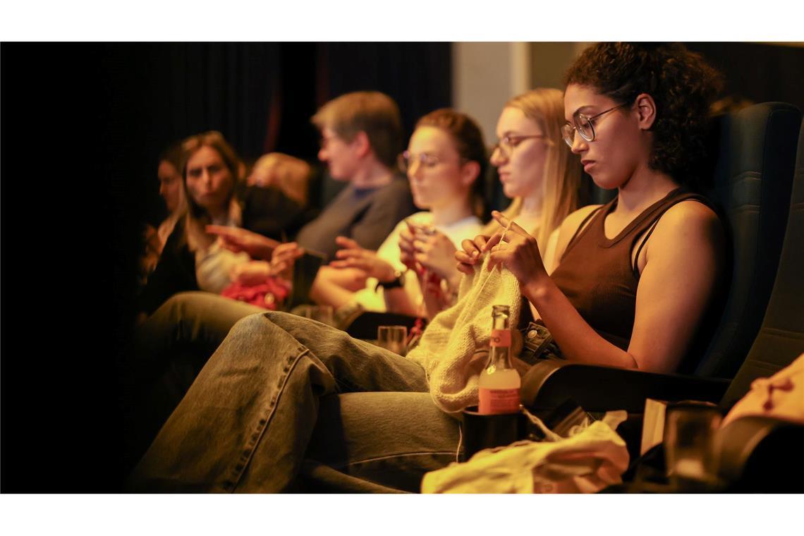 Stricken mit Popcorn - Wie Kinos zum Szene-Treff werden Multitasking im Kinosaal: Vom Alter ist das Publikum im "Strick-Kino" gemischt.