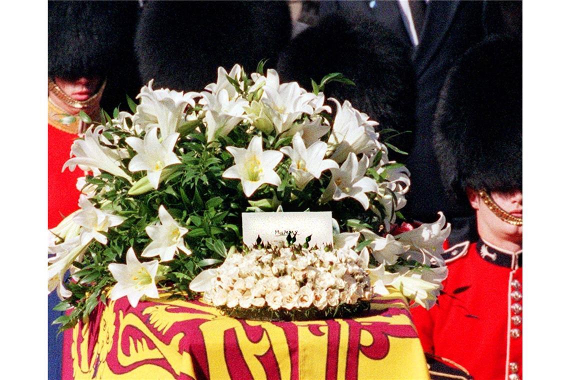 "Mummy" steht auf der Karte hinter dem Rosengebinde und vor den weißen Lilien auf dem in die Königsstandarte gehüllten Sarg Prinzessin Dianas - ein letzter Gruß von William und Harry an ihre Mutter.