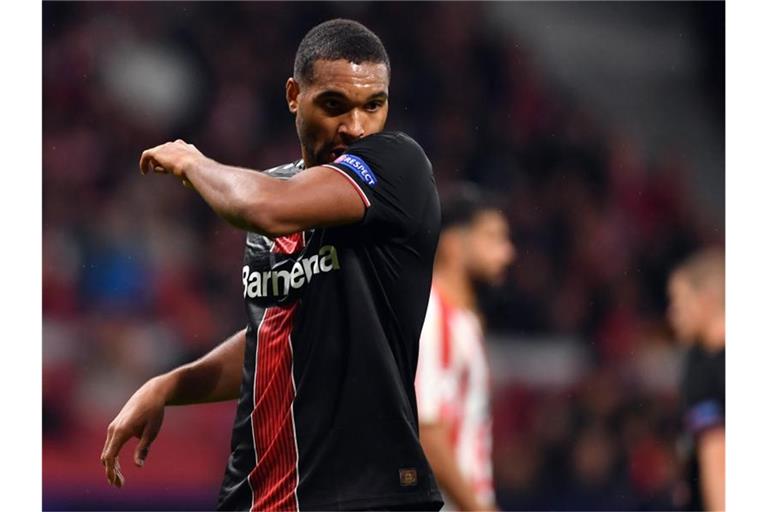 Mund abputzen, weitermachen: Leverkusens Jonathan Tah nach der Niederlage in Mardrid. Foto: Marius Becker/dpa