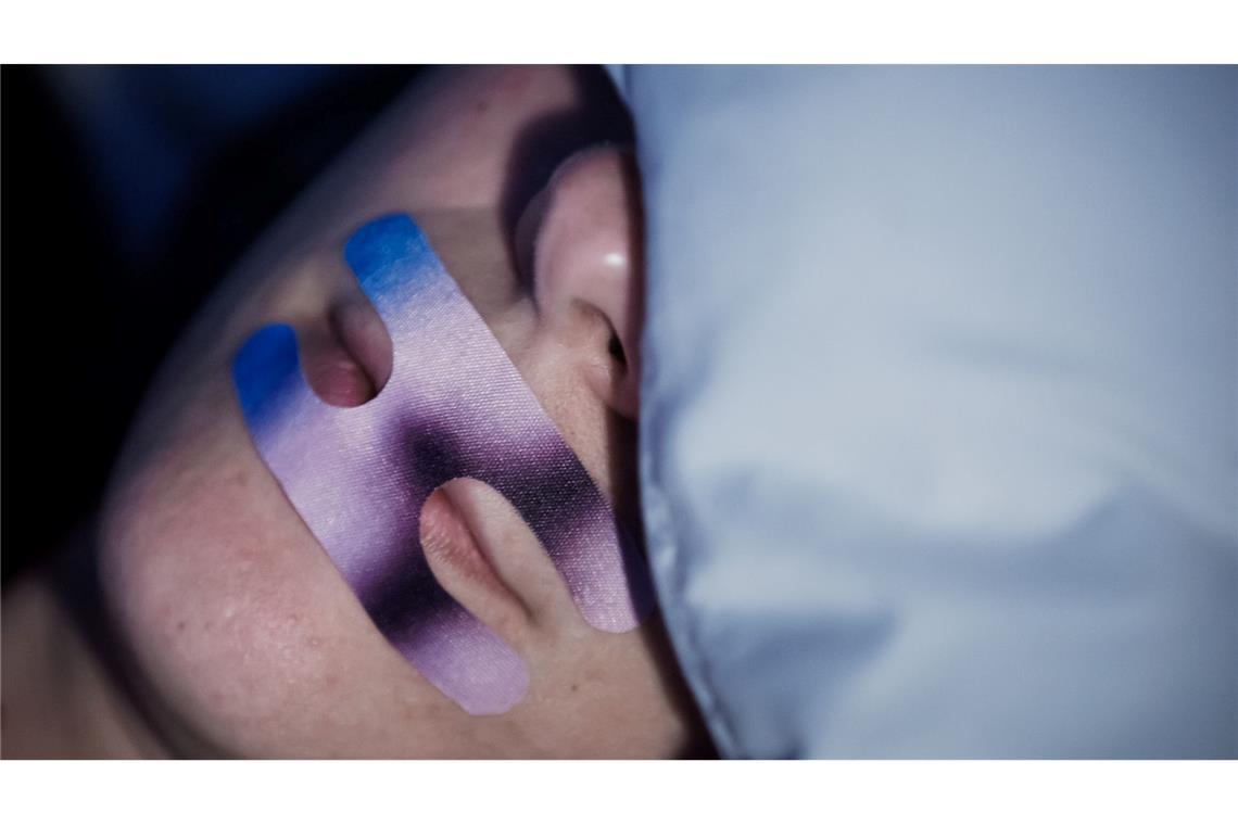 Mouth Taping: Studie warnt vor Risiken von zugeklebtem Mund Mund-Zukleben: Ein kanadisches Forschungsteam mahnt zur Vorsicht. (Illustration)