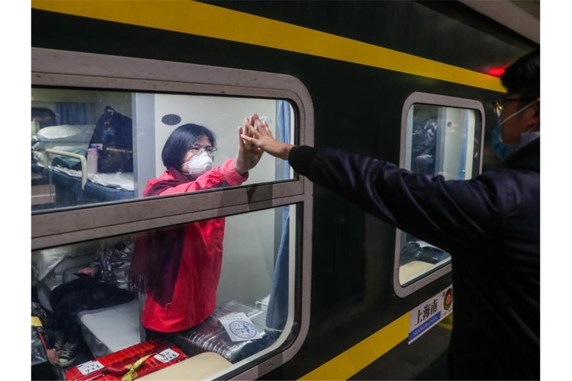 Coronavirus belastet Wirtschaft Mundschutz ist aus Sorge vor Ansteckung mit dem Coronavirus in China inzwischen allgegenwärtig. Foto: Ding Ting/XinHua/dpa