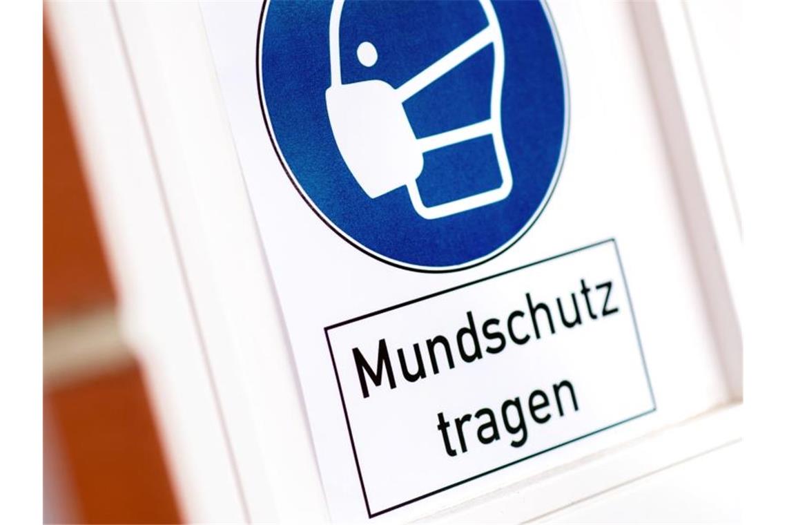 „Mundschutz tragen“ lautet die Devise - denn die Zahlen der Neuinfektionen sind weiterhin hoch. Foto: Hauke-Christian Dittrich/dpa