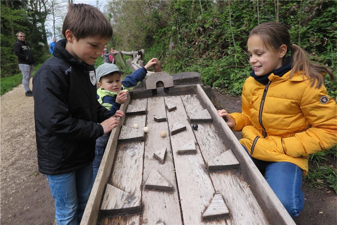 Murmelbahnen überall: Mal kurz, mal lang, mal rasant, mal gemütlich. Ana Sophie, Lukas (Mitte) und Paul haben ihren Spaß. Fotos: A. Hornauer