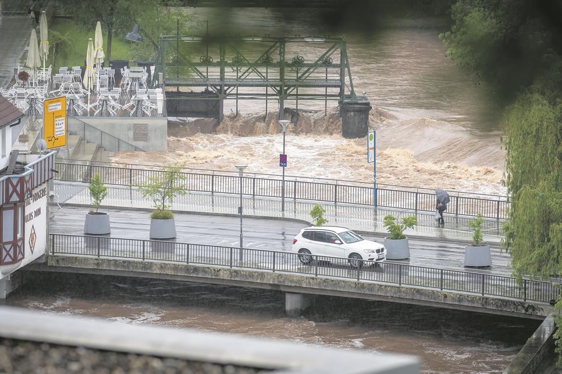 Hochwasser an der Murr bleibt im Rahmen Murr bei der Sulzbacher Brücke: Der Wasserstand ist bedrohlich gestiegen. Ein Eingreifen war aber gestern nicht nötig. Foto: A. Becher