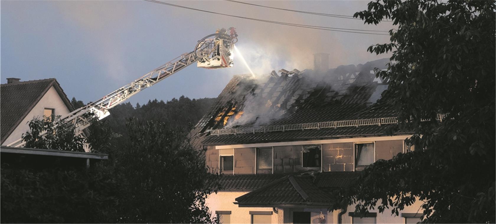 Brand in Mehrfamilienhaus in Kirchenkirnberg MURRHARDT (ik). Zu einem Brand ist es gestern kurz vor 20 Uhr in einem Mehrfamilienhaus in Murrhardt-Kirchenkirnberg gekommen. Die Feuerwehren aus Murrhardt, Fornsbach und Kirchenkirnberg waren im Einsatz. Es brannte im ersten Stock und im ausgebauten Dachstuhl des Hauses im Strutweg. Die Bewohner konnten sich in Sicherheit bringen. Vorsorglich mussten auch die Anlieger ihre Häuser verlassen. Schwierig gestalteten sich die Löscharbeiten wegen einer instabilen Stromleitung oberhalb des Dachs, die sich von Haus zu Haus erstreckt. Der Ständer der Stromleitung auf dem Dachfirst drohte abzustürzen. So konnten sich die Feuerwehrleute nicht direkt vor dem Haus aufhalten. Sie setzten eine Drehleiter ein. Wie es zu dem Brand kam, ist unklar. Auch über die Höhe des Sachschadens war gestern bei Redaktionsschluss noch nichts bekannt. Foto: J. Fiedler