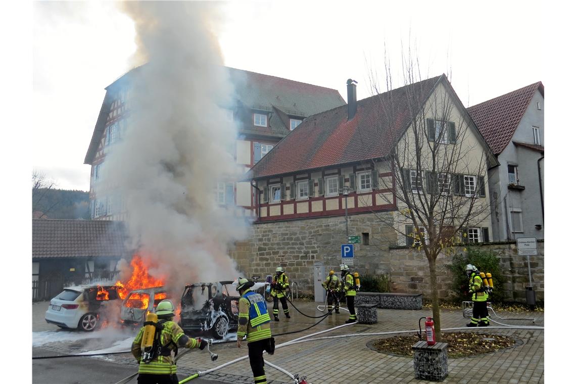 Feuer zerstört drei Autos MURRHARDT (yw/pol). Drei Fahrzeuge sind am Donnerstagvormittag bei einem Brand in der Grabenstraße in Murrhardt völlig zerstört worden. Zunächst war laut Polizei gegen 11.40 Uhr ein Brand im Innenraum eines VW ausgebrochen. Das Feuer griff auf die danebenstehenden Fahrzeuge, einen Audi und einen Smart, über. Die Feuerwehr löschte die Autos. Verletzt wurde niemand. Alle Fahrzeuge mussten abgeschleppt werden. Der Schaden beläuft sich auf rund 28000 Euro. Als Ursache wird ein technischer Defekt angenommen. Foto: C. Schick