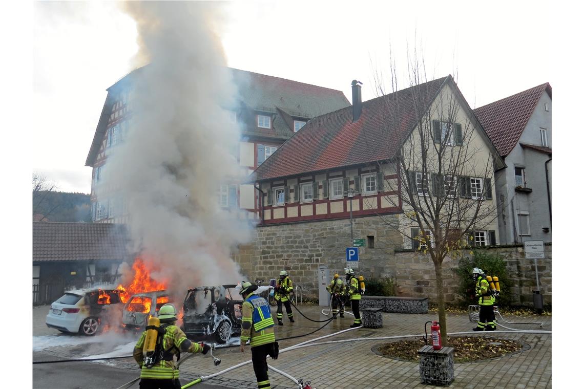 MURRHARDT (yw/pol). Drei Fahrzeuge sind am Donnerstagvormittag bei einem Brand in der Grabenstraße in Murrhardt völlig zerstört worden. Zunächst war laut Polizei gegen 11.40 Uhr ein Brand im Innenraum eines VW ausgebrochen. Das Feuer griff auf die danebenstehenden Fahrzeuge, einen Audi und einen Smart, über. Die Feuerwehr löschte die Autos. Verletzt wurde niemand. Alle Fahrzeuge mussten abgeschleppt werden. Der Schaden beläuft sich auf rund 28000 Euro. Als Ursache wird ein technischer Defekt angenommen. Foto: C. Schick