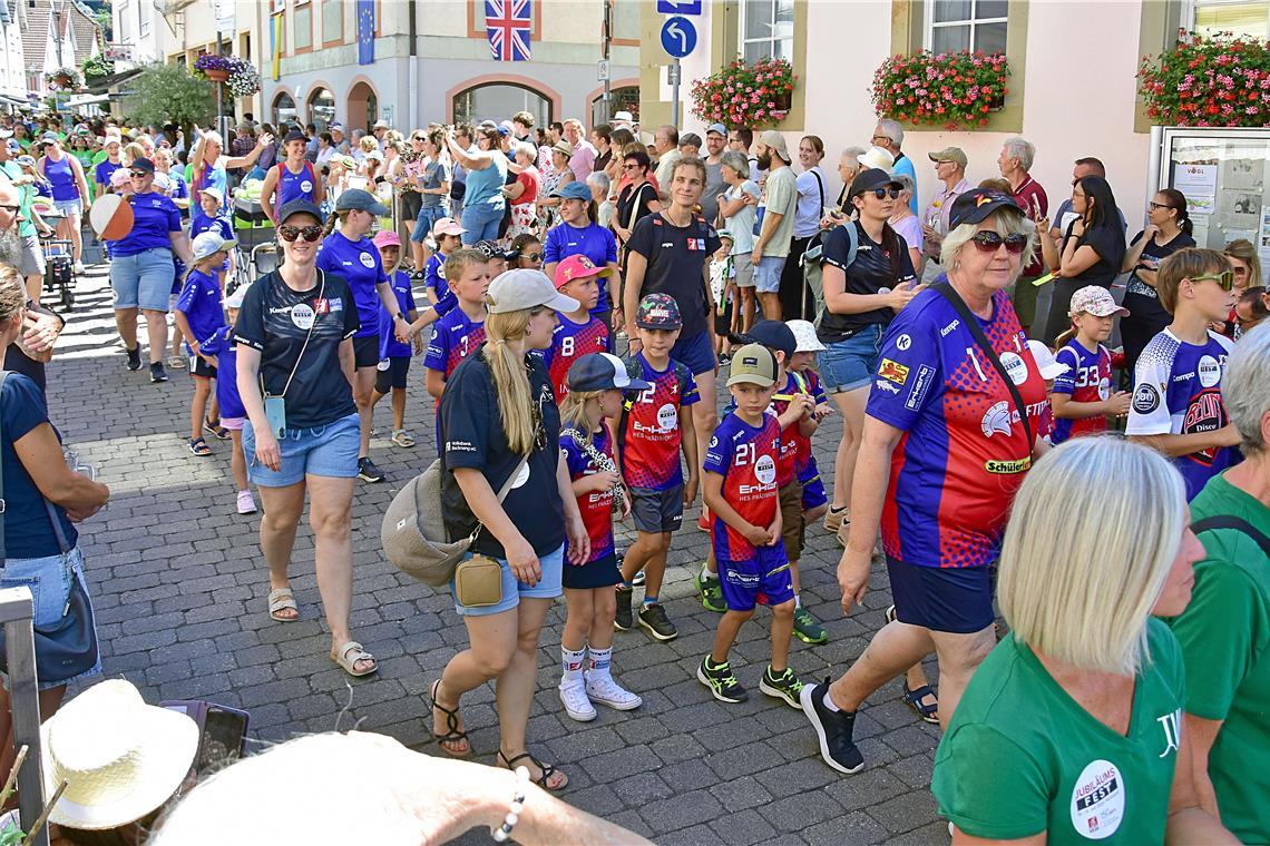 Murrhardter Sportler mit ihrem Nachwuchs. Feier zu 60 Jahre Städtepartnerschaft ...