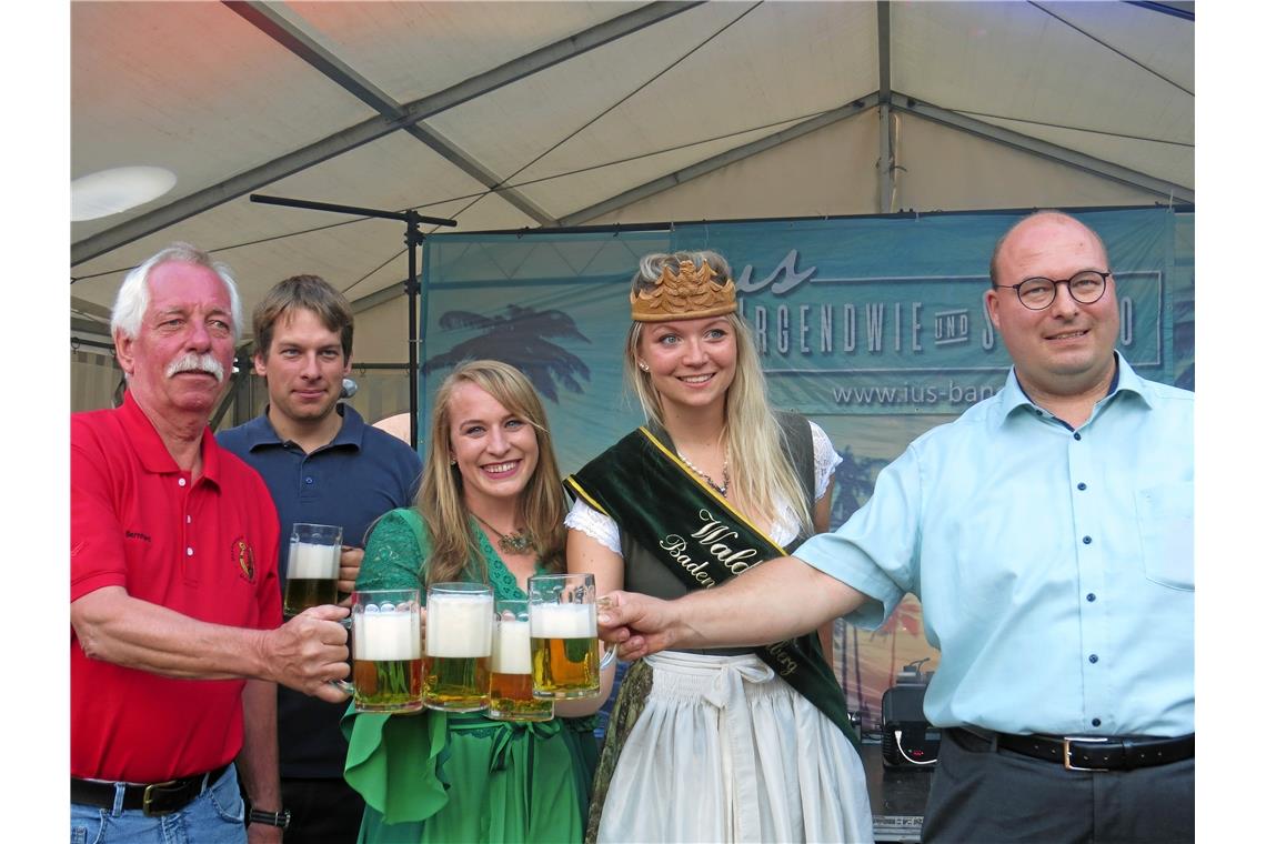    Murrhardter Stadtfest 2022 Bürgermeister Armin Mößner (rechts) mit der baden-...