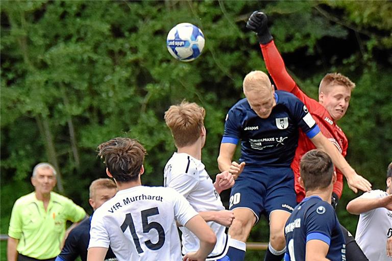 Murrhardts Keeper Marvin Traub klärt vor Unterweissachs Spieler Pascal Leuthold, die jeweiligen Kollegen schauen gebannt zu. Turbulente Strafraumszenen sind auch am Sonntag zu erwarten, wenn der SVU den VfR zum Gipfeltreffen empfängt. Archivfoto: Tobias Sellmaier