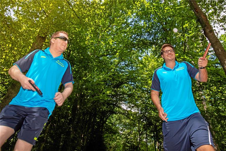 Murrhardts Tischtennisspieler Max Gruber (links) und Dominik Wörner haben die Strecke jonglierend und balancierend absolviert. Foto: A. Becher