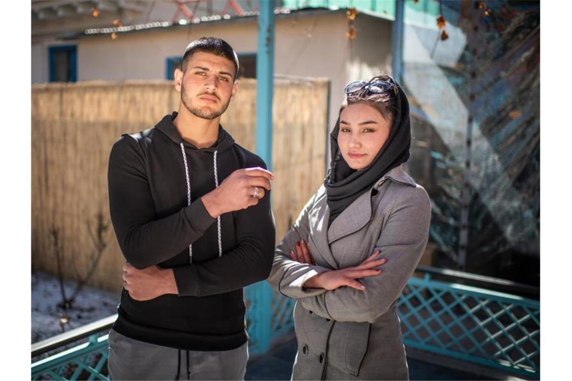 Murtasa Safi (l.) und Huma Sarfarasi (r.), Nachwuchsmodels bei Afghanistans erster Modelagentur „Modelstan“ in Kabul. Foto: Arne Immanuel Bänsch/dpa