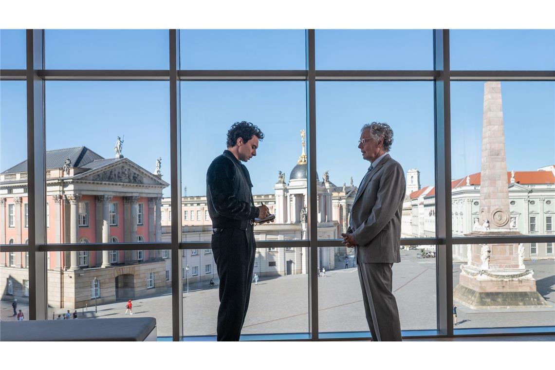 Museumsdirektor Henrik Feldmann (Thomas Bading, rechts) hat an seinem Arbeitsplatz einen traumhaften Blick auf das historische Zentrum Potsdams, muss sich die kritischen Fragen von Kommissar Ross aber trotzdem gefallen lassen.