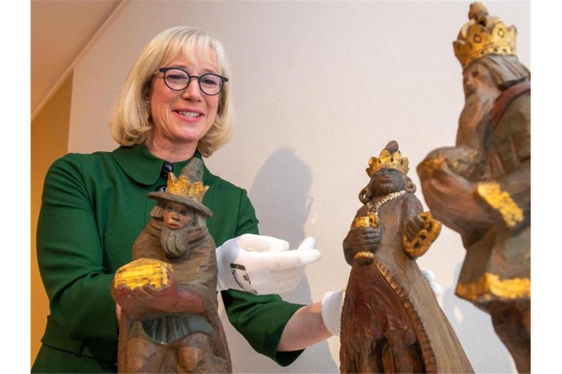 Ausstellung widmet sich der Debatte um Ulmer Krippenfiguren Museumsleiterin Stefanie Dathe präsentiert im Ulmer Museum die Kripppenfiguren aus dem Münster. Foto: Stefan Puchner/dpa