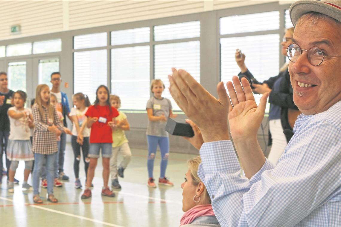 Musical-Autor Christian Berg (rechts) beim Einstudieren von „Rumpelröschen“. Foto: A. Palmizi