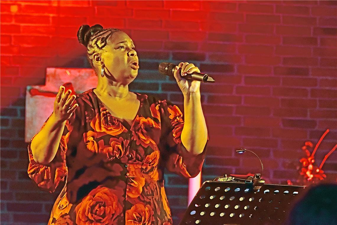 Musical-Sängerin Irene-Myrtle Forrester zeigt in Backnang ihren vielfältigen Gesang bei einem Gospelkonzert. Fotos: Tobias Sellmaier