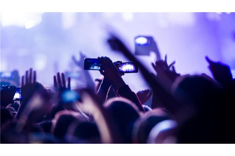 Musik soll Menschen verbinden - doch Wucherpreise auf dem Zweitmarkt machen einen Konzertbesuch für viele Fans unerschwinglich, kritisiert die Branche. (Symbolbild)