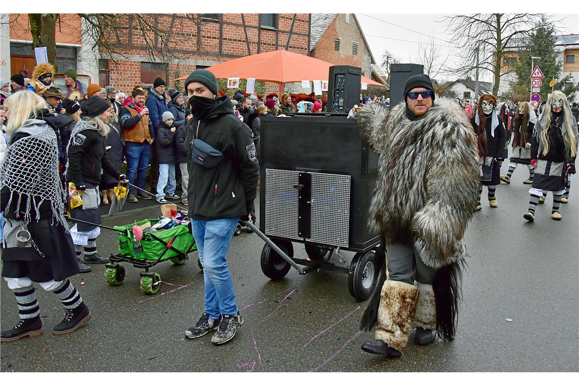 Musikanlagen und Getränkevorräte lassen sich prima in faltbaren Bollerwagen und ...