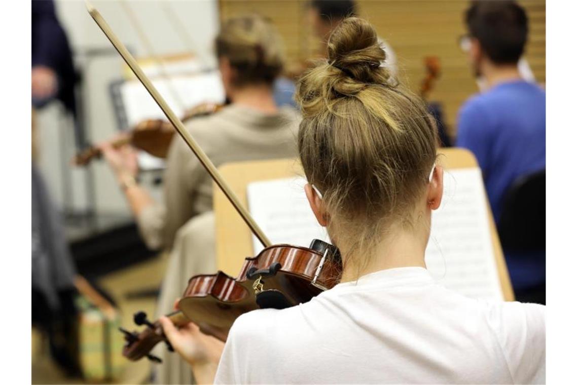 Musiker der Norddeutschen Philharmonie proben im Haus der Musik. Foto: Bernd Wüstneck/dpa-Zentralbild/dpa/Archiv