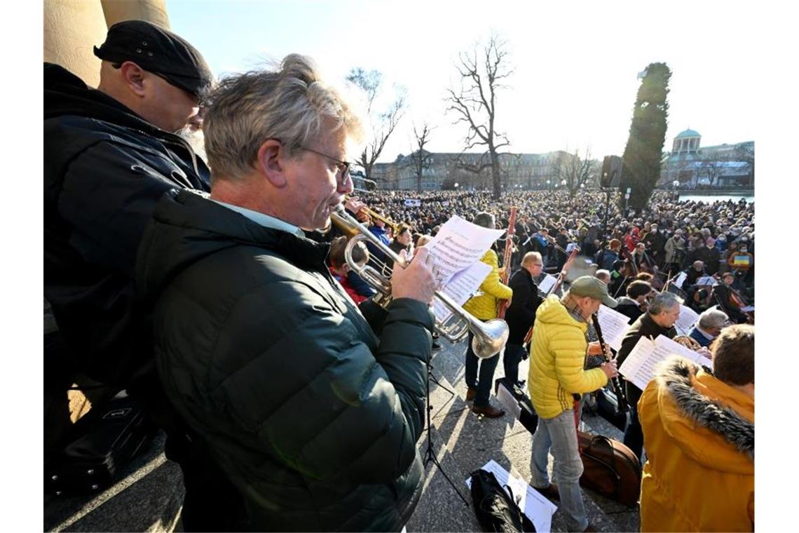 Erneut große Proteste gegen Ukraine-Krieg Musiker der Stuttgarter Philharmoniker, der Staatsoper Stuttgart, des SWR Symphonieorchesters und des Stuttgarter Kammerorchesters spielen bei einem Mitmachkonzert gegen „Krieg und Gewalt“. Foto: Bernd Weißbrod/dpa