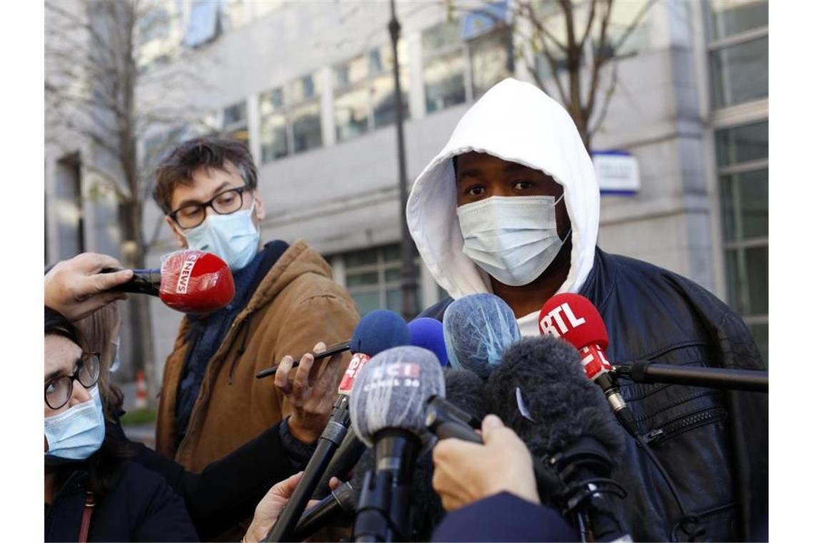 Polizeigewalt in Frankreich: Schock über brutales Video Musikproduzent Michel (r) spricht zu den Medien. Er wurde von Polizisten verprügelt. Foto: Thibault Camus/AP/dpa