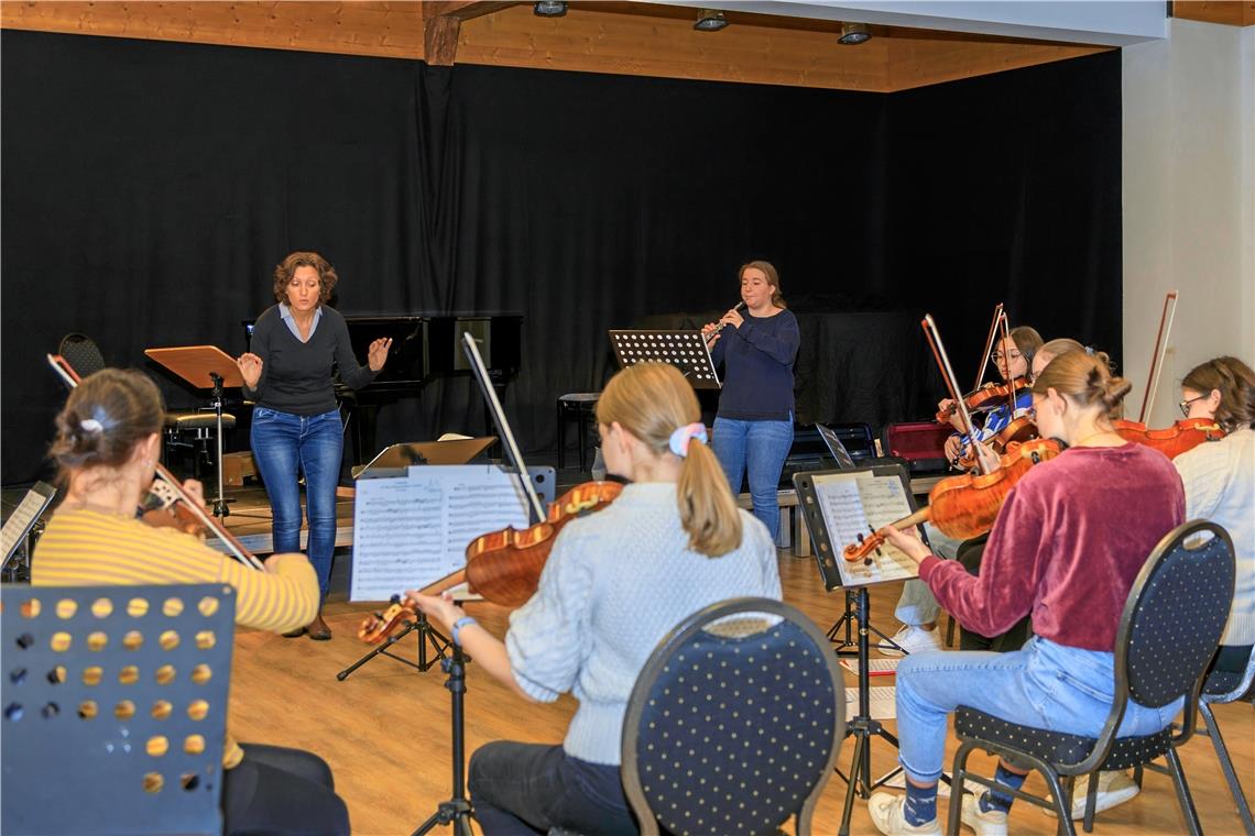 Zum ersten Advent spielen Jugendmusikschüler in Backnang und Murrhardt Kammer- und Chormusik Musikschulleiterin Judith-Maria Matti (Foto) und und Jugendmusikschulleiter Michael Unger wechselten sich beim Dirigieren bei den Proben und in den Konzerten ab. Foto: Stefan Bossow