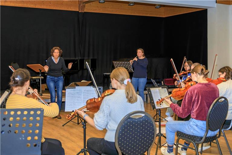 Musikschulleiterin Judith-Maria Matti (Foto) und und Jugendmusikschulleiter Michael Unger wechselten sich beim Dirigieren bei den Proben und in den Konzerten ab. Foto: Stefan Bossow