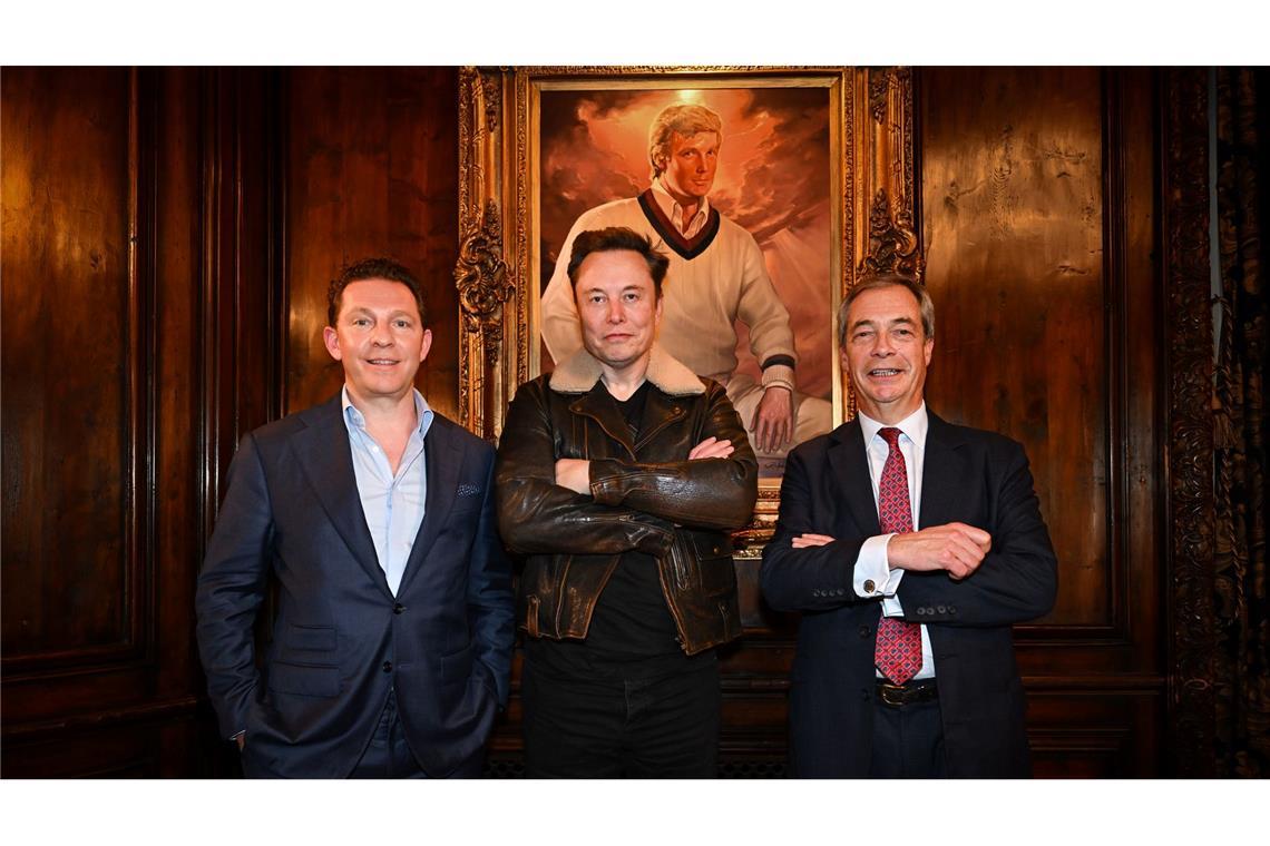 Musk: Farage falscher Chef für rechte britische Reformpartei Musk (Mitte) und Farage (rechts) hatten sich erst im Dezember in Florida getroffen. Links der Schatzmeister von Reform UK, Nick Candy. (Archivbild)