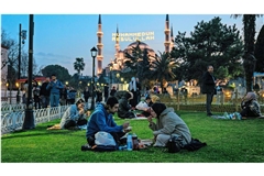 Muslime bei Sonnenaufgang in Istanbul.