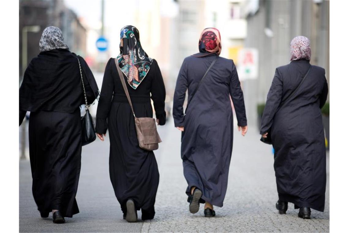 Einstellungen zur Migration: Bedingt willkommen Muslimische Frauen in Berlin-Kreuzberg. Foto: Kay Nietfeld