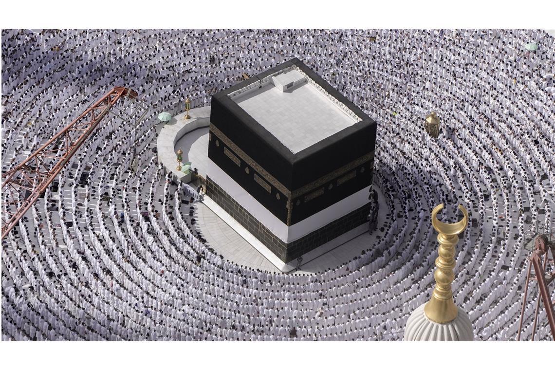 Muslimische Pilger stehen am 25. Juni 2023 betend um die Kaaba herum, das kubische Gebäude der Großen Moschee, während der jährlichen Hadsch-Pilgerfahrt im saudi-arabischen Mekka.
